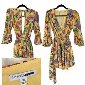 🌴 Fashion Nova Tropical Floral Romper – XS
⸻